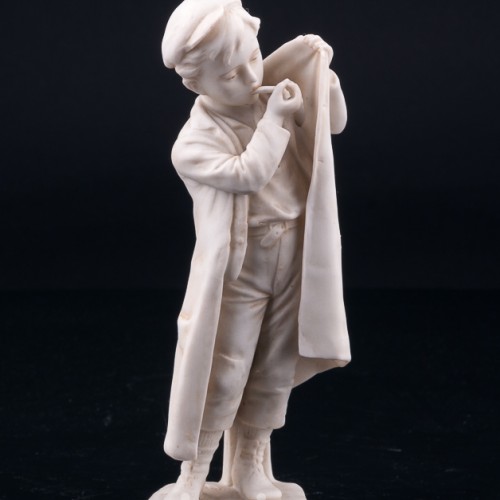 Статуэтка из фарфора Мальчик, прикуривающий на ветру, Unger, Schneider & Cie, Германия, пер. пол. 20 в.
