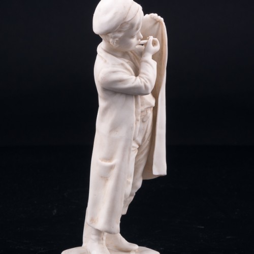 Статуэтка из фарфора Мальчик, прикуривающий на ветру, Unger, Schneider & Cie, Германия, пер. пол. 20 в.