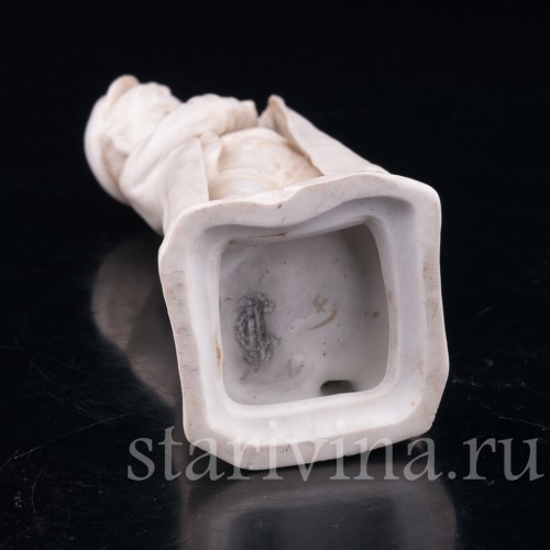 Статуэтка из фарфора Мальчик, прикуривающий на ветру, Unger, Schneider & Cie, Германия, пер. пол. 20 в.