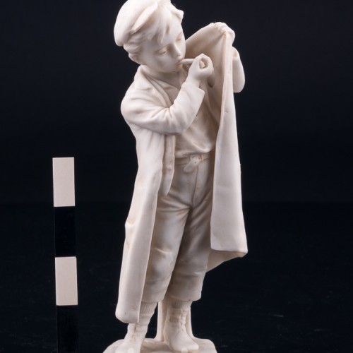 Статуэтка из фарфора Мальчик, прикуривающий на ветру, Unger, Schneider & Cie, Германия, пер. пол. 20 в.