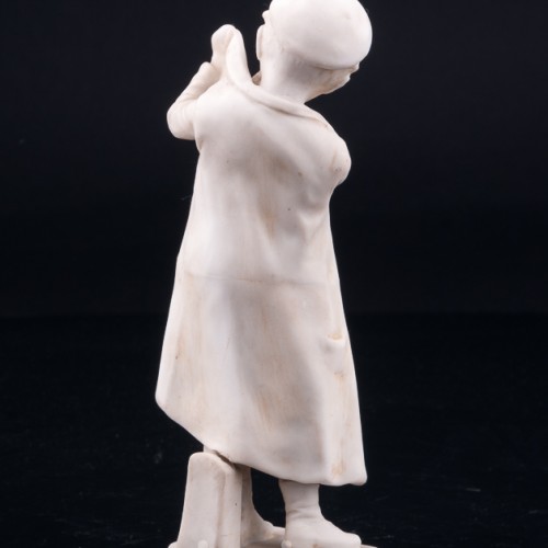 Статуэтка из фарфора Мальчик, прикуривающий на ветру, Unger, Schneider & Cie, Германия, пер. пол. 20 в.