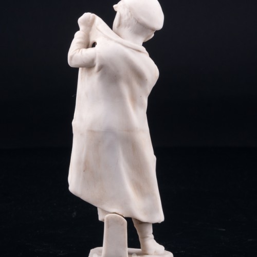 Статуэтка из фарфора Мальчик, прикуривающий на ветру, Unger, Schneider & Cie, Германия, пер. пол. 20 в.
