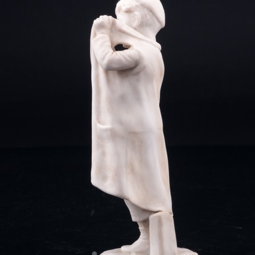 Статуэтка из фарфора Мальчик, прикуривающий на ветру, Unger, Schneider & Cie, Германия, пер. пол. 20 в.