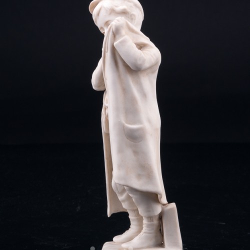 Статуэтка из фарфора Мальчик, прикуривающий на ветру, Unger, Schneider & Cie, Германия, пер. пол. 20 в.