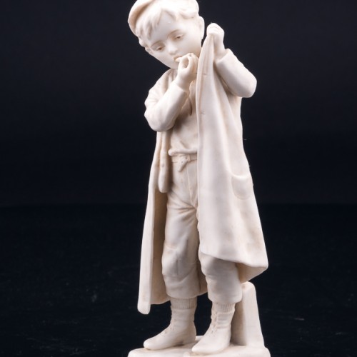 Статуэтка из фарфора Мальчик, прикуривающий на ветру, Unger, Schneider & Cie, Германия, пер. пол. 20 в.