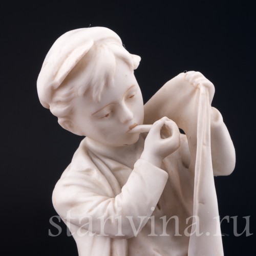 Статуэтка из фарфора Мальчик, прикуривающий на ветру, Unger, Schneider & Cie, Германия, пер. пол. 20 в.