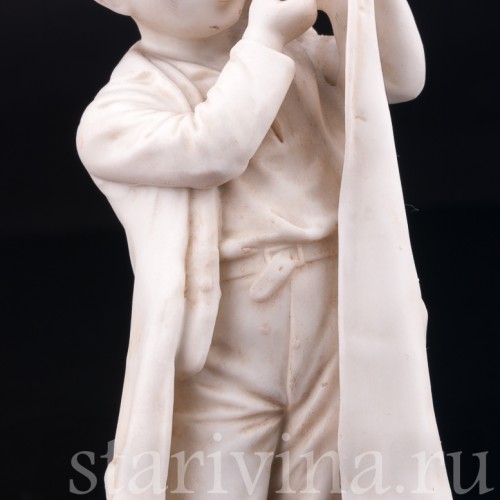 Статуэтка из фарфора Мальчик, прикуривающий на ветру, Unger, Schneider & Cie, Германия, пер. пол. 20 в.