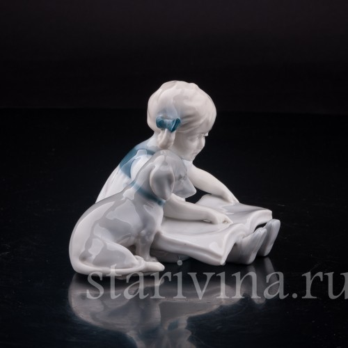 Девочка с собакой, читающие книжку, Pfeffer, Германия, 1900-34 гг