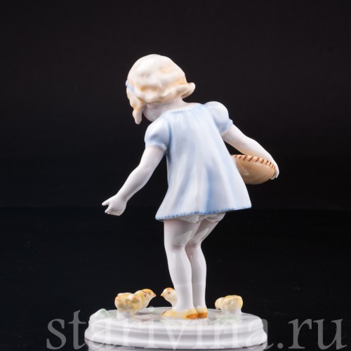 Девочка, кормящая цыплят, Metzler & Ortloff, Германия, 1930-72 гг