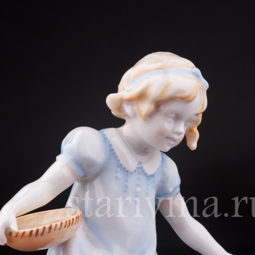 Девочка, кормящая цыплят, Metzler & Ortloff, Германия, 1930-72 гг