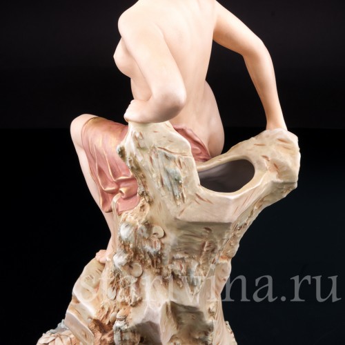 Фигурка девушки из фарфора Купальщица, Royal Dux, Чехия, нач. 20 в.