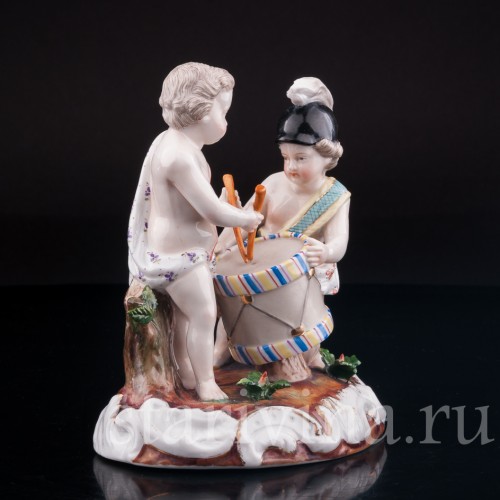 Статуэтка из фарфора Аллегория победы, путти с барабаном, Германия, кон. 19 в.