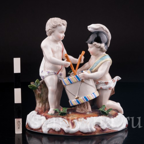 Статуэтка из фарфора Аллегория победы, путти с барабаном, Германия, кон. 19 в.