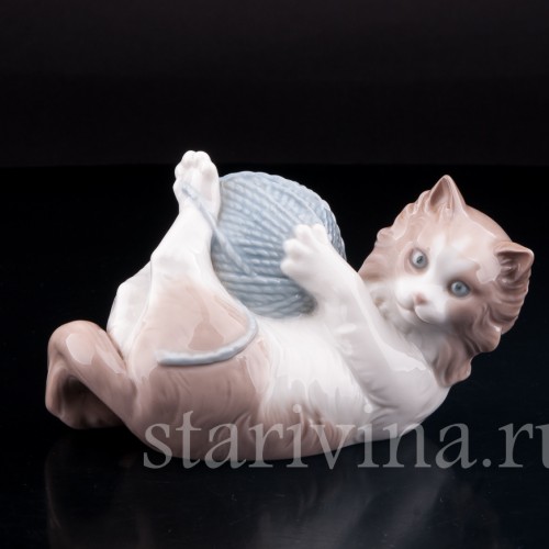 Фарфорвая статуэтка Котенок, играющий с клубком, Lladro, Испания.