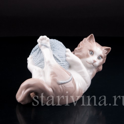 Фарфорвая статуэтка Котенок, играющий с клубком, Lladro, Испания.