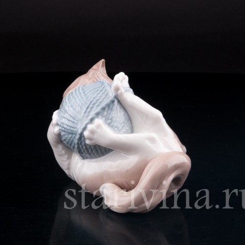 Фарфорвая статуэтка Котенок, играющий с клубком, Lladro, Испания.