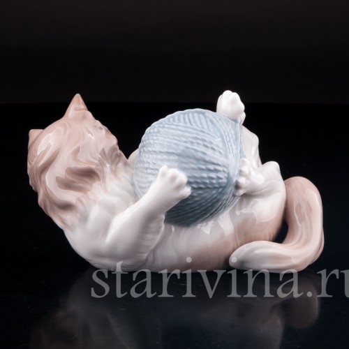 Фарфорвая статуэтка Котенок, играющий с клубком, Lladro, Испания.