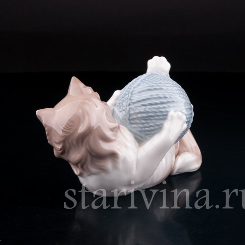 Фарфорвая статуэтка Котенок, играющий с клубком, Lladro, Испания.