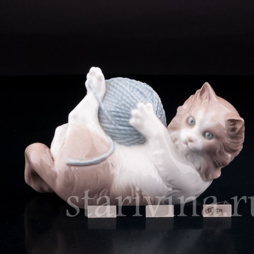 Фарфорвая статуэтка Котенок, играющий с клубком, Lladro, Испания.