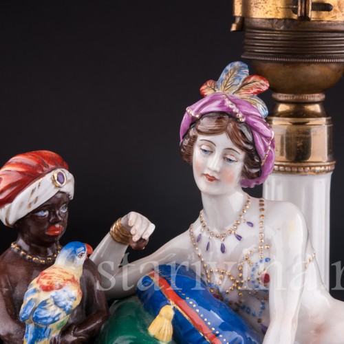 Одалиска и арапчонок с попугаем, лампа, Muller & Co, Германия, нач. 20 в
