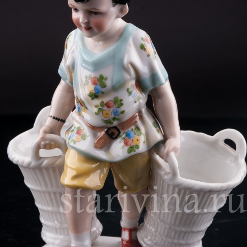 Фарфорвая статуэтка Мальчик с корзинами, Hertwig & Co, Германия, 1920-30 гг.