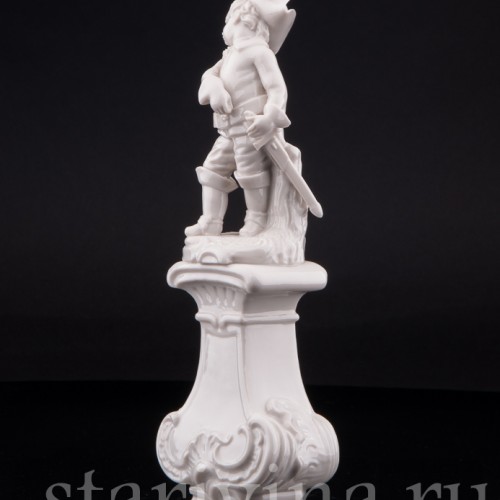 Статуэтка из фарфора Мальчик на постаменте, Nymphenburg, Германия, 1959 г.