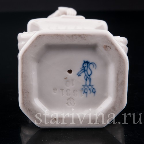 Статуэтка из фарфора Мальчик на постаменте, Nymphenburg, Германия, 1959 г.