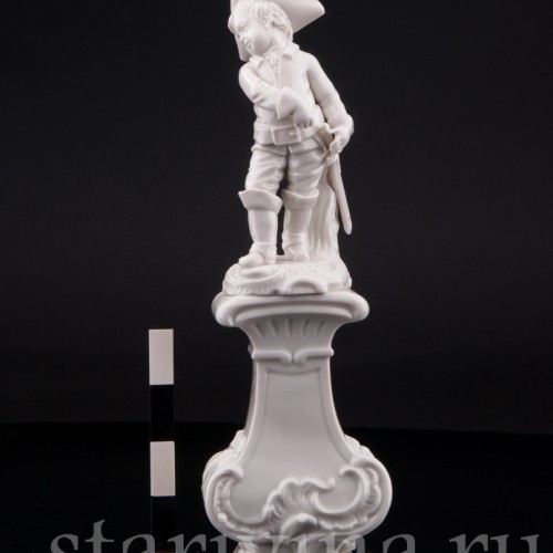 Статуэтка из фарфора Мальчик на постаменте, Nymphenburg, Германия, 1959 г.