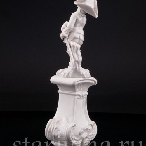 Статуэтка из фарфора Мальчик на постаменте, Nymphenburg, Германия, 1959 г.