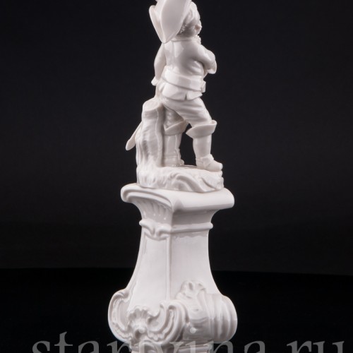 Статуэтка из фарфора Мальчик на постаменте, Nymphenburg, Германия, 1959 г.