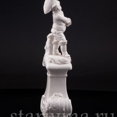 Статуэтка из фарфора Мальчик на постаменте, Nymphenburg, Германия, 1959 г.