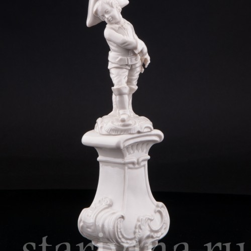 Статуэтка из фарфора Мальчик на постаменте, Nymphenburg, Германия, 1959 г.