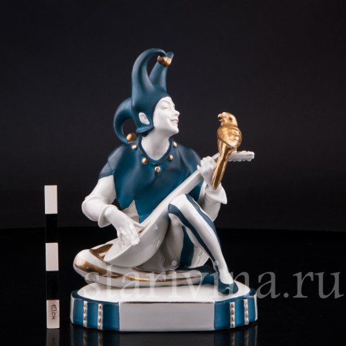 Фарфорвая статуэтка Арлекин с попугаем и лютней, Hertwig & Co, Германия, 1920-30 гг.