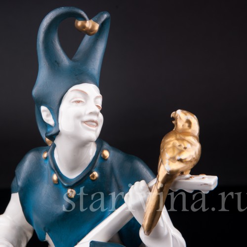 Фарфорвая статуэтка Арлекин с попугаем и лютней, Hertwig & Co, Германия, 1920-30 гг.