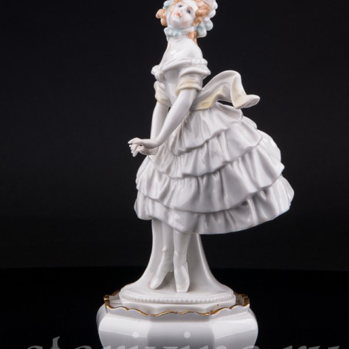 Статуэтка балерины из фарфора Коломбина (балет Карнавал), Volkstedt, Германия, до 1935 г.