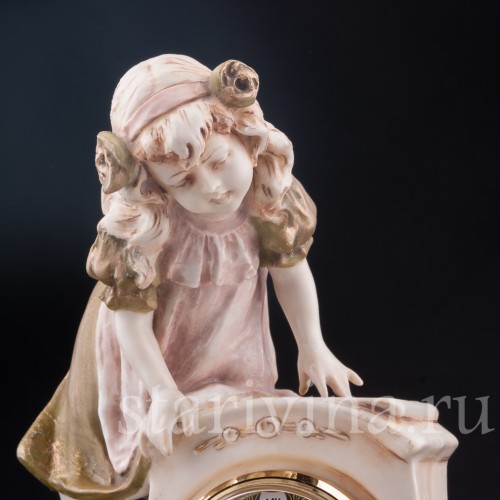 Фарфоровые часы Девочка, Royal Dux, Чехия, нач. 20 в