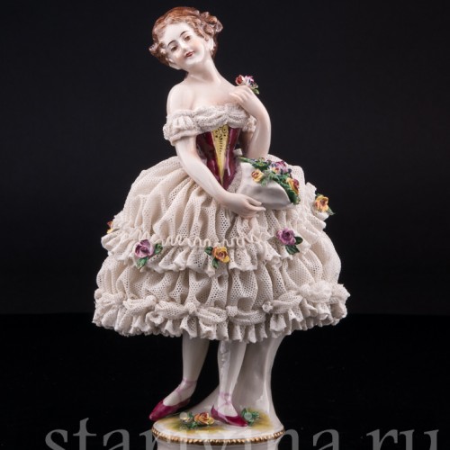 Фигурка из фарфора Девушка с букетом, кружевная, Volkstedt, Германия, до 1935 г.