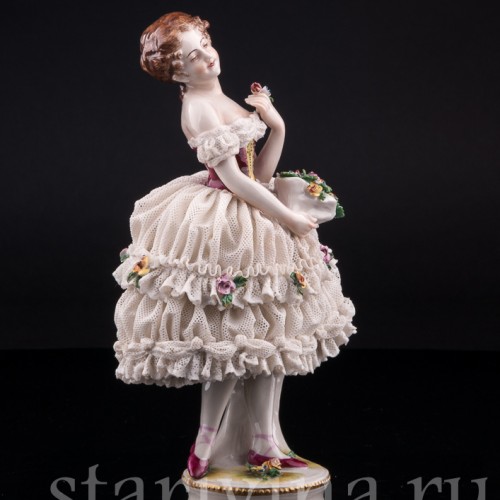Фигурка из фарфора Девушка с букетом, кружевная, Volkstedt, Германия, до 1935 г.