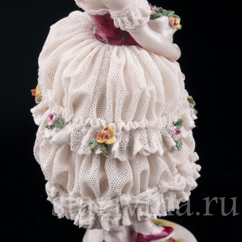 Фигурка из фарфора Девушка с букетом, кружевная, Volkstedt, Германия, до 1935 г.