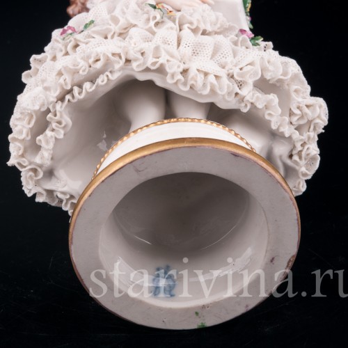 Фигурка из фарфора Девушка с букетом, кружевная, Volkstedt, Германия, до 1935 г.