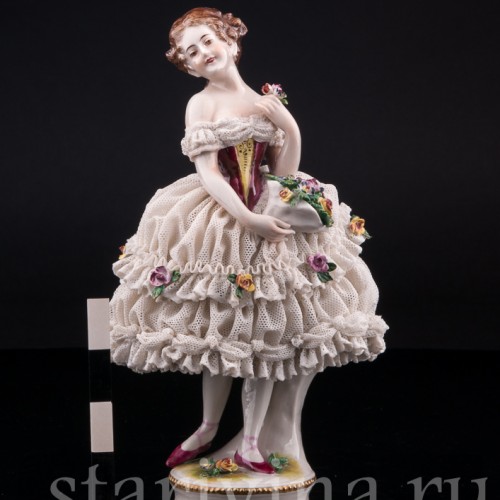 Фигурка из фарфора Девушка с букетом, кружевная, Volkstedt, Германия, до 1935 г.