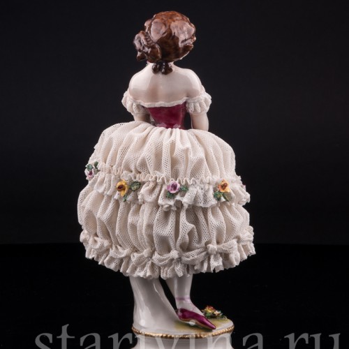 Фигурка из фарфора Девушка с букетом, кружевная, Volkstedt, Германия, до 1935 г.