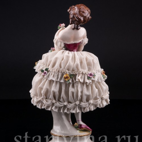 Фигурка из фарфора Девушка с букетом, кружевная, Volkstedt, Германия, до 1935 г.
