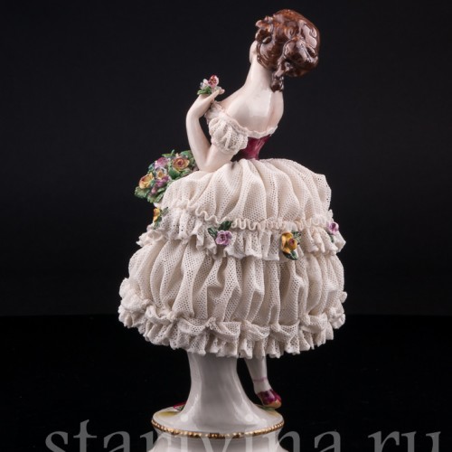 Фигурка из фарфора Девушка с букетом, кружевная, Volkstedt, Германия, до 1935 г.