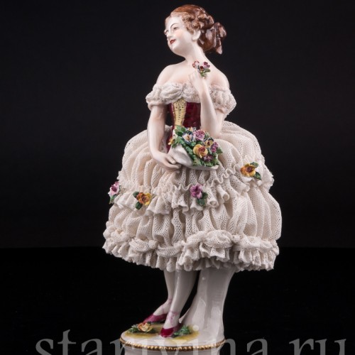 Фигурка из фарфора Девушка с букетом, кружевная, Volkstedt, Германия, до 1935 г.
