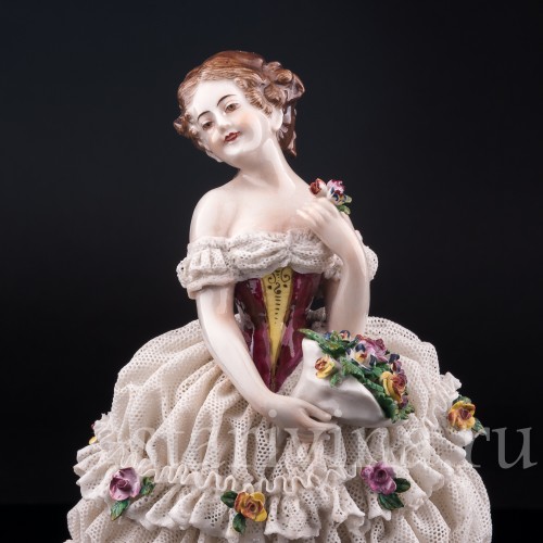 Фигурка из фарфора Девушка с букетом, кружевная, Volkstedt, Германия, до 1935 г.