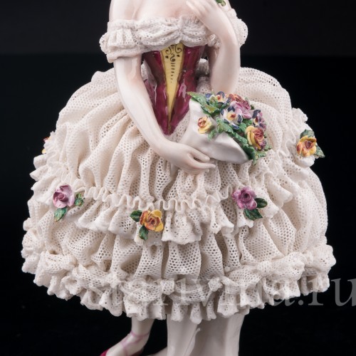 Фигурка из фарфора Девушка с букетом, кружевная, Volkstedt, Германия, до 1935 г.