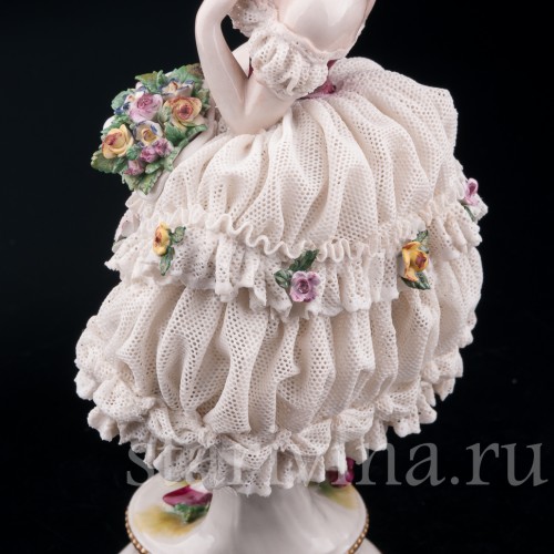 Фигурка из фарфора Девушка с букетом, кружевная, Volkstedt, Германия, до 1935 г.