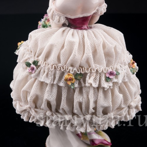Фигурка из фарфора Девушка с букетом, кружевная, Volkstedt, Германия, до 1935 г.