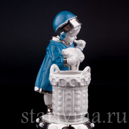 Статуэтка из фарфора Девочка с козленком, Германия, нач. 20 в.